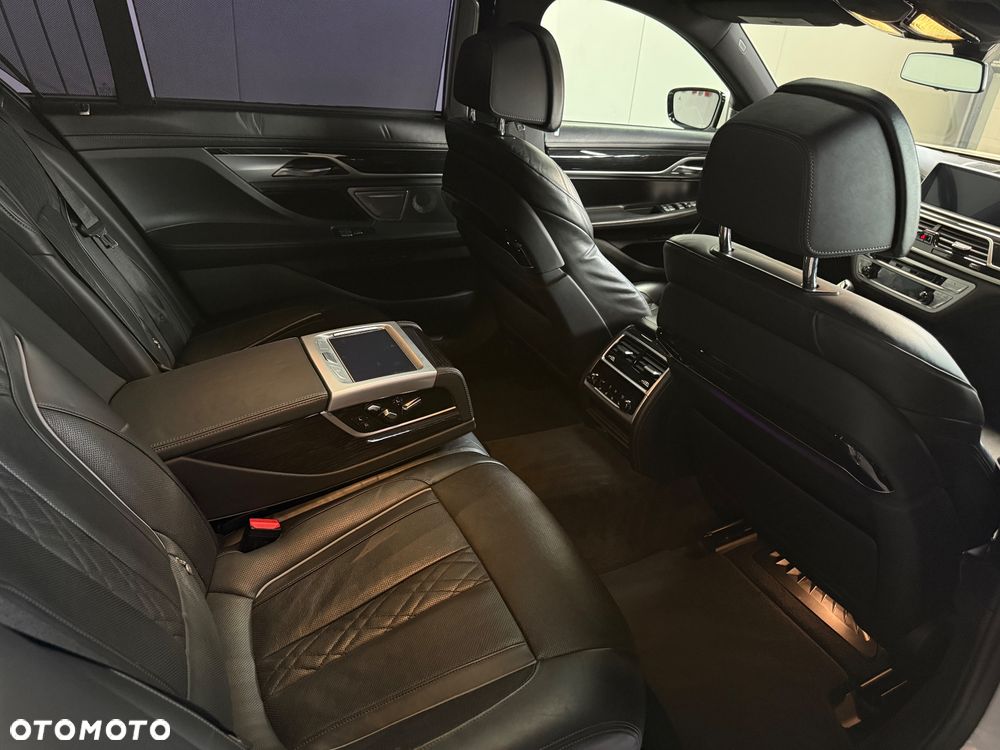 BMW Seria 7 750Li xDrive - 31