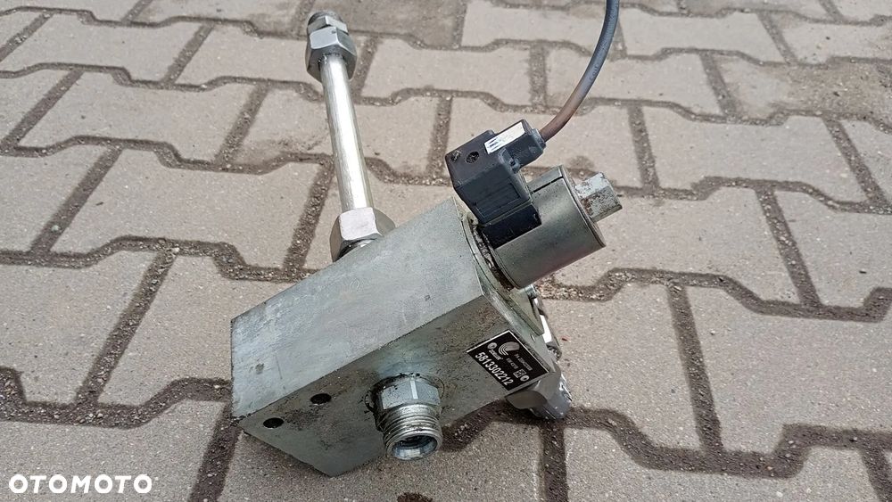 FV. BLOK STERUJĄCY ROZDZIELACZ HYDRAULICZNY 5813302212 ZOELLER Medium XL - 1