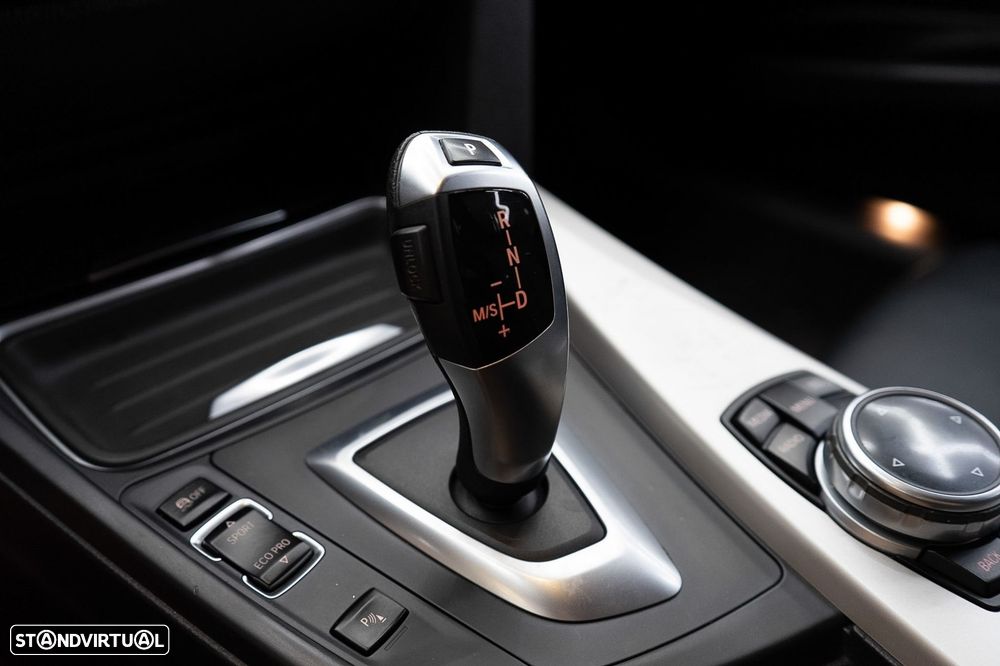 BMW 320 d Auto Pack M - 35