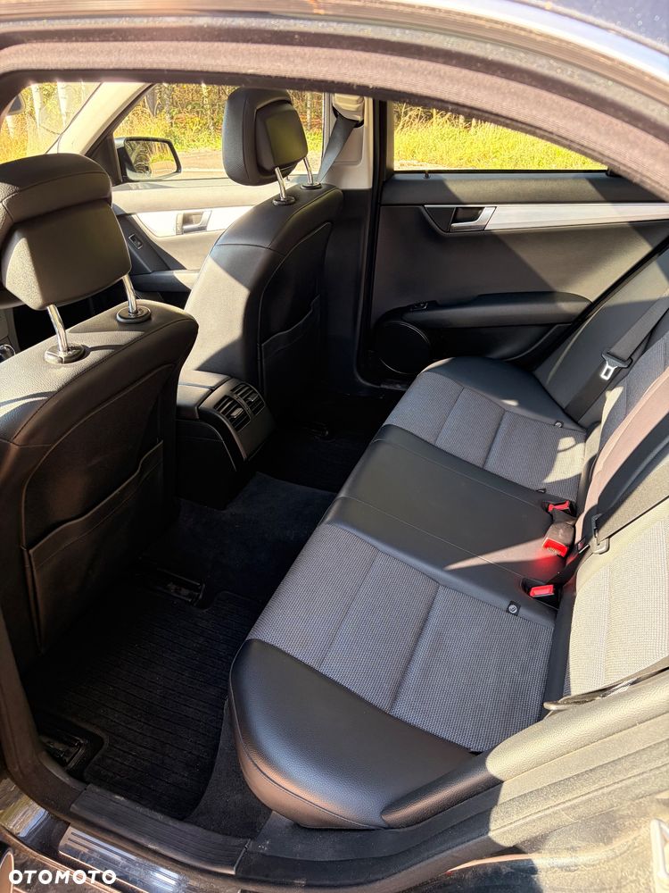 Mercedes-Benz Klasa C 220 CDI DPF (BlueEFFICIENCY) 7G-TRONIC Avantgarde - 13