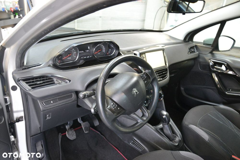 Peugeot 208 - 18