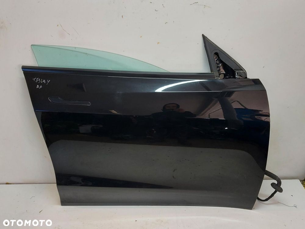 TESLA MODEL Y 2022r DRZWI PRAWY PRZÓD SZYBA czarny PBSB - 1