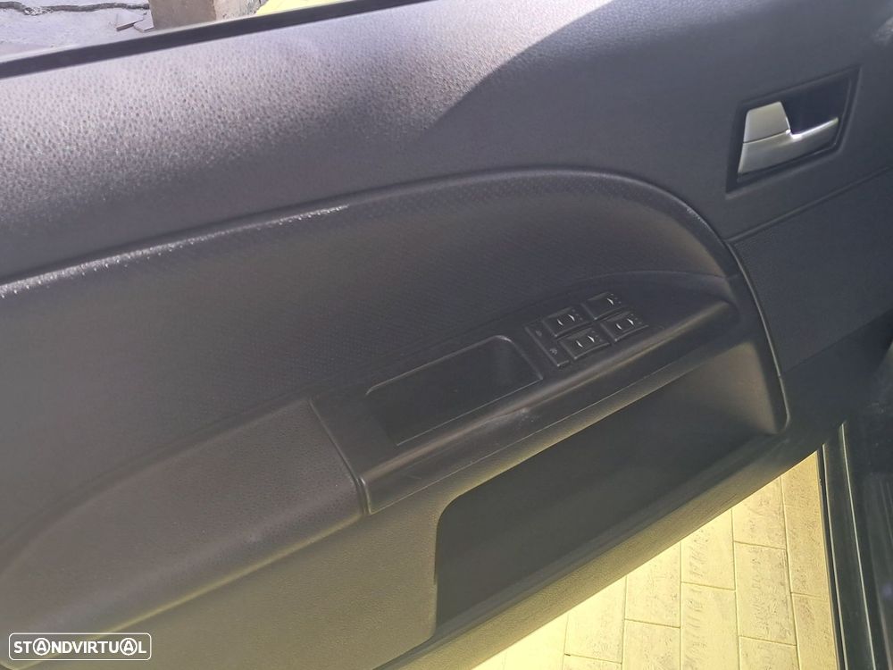 Ford Mondeo 2.0 TDdi Ghia - 4