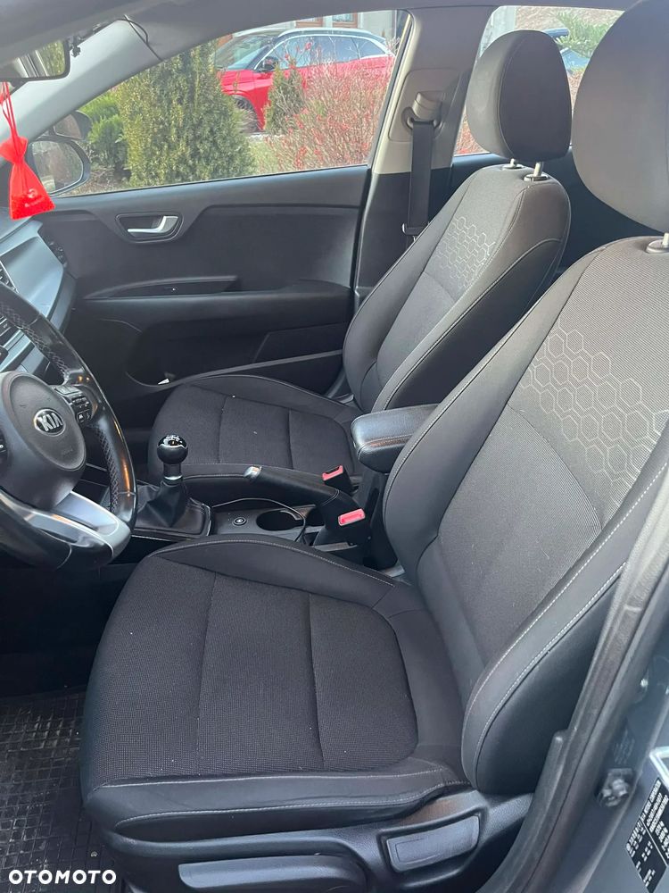 Kia Rio 1.2 L - 6