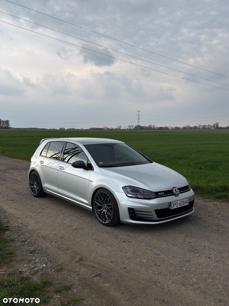 Volkswagen Golf - 1
