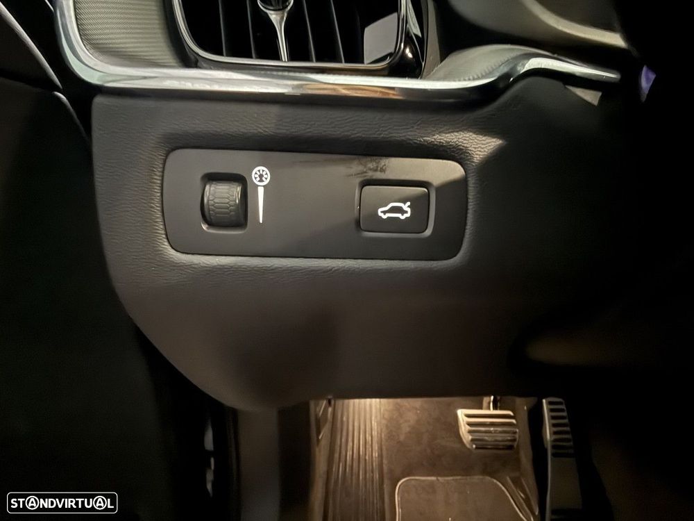 Volvo XC 60 2.0 B4 Plus Dark - 16