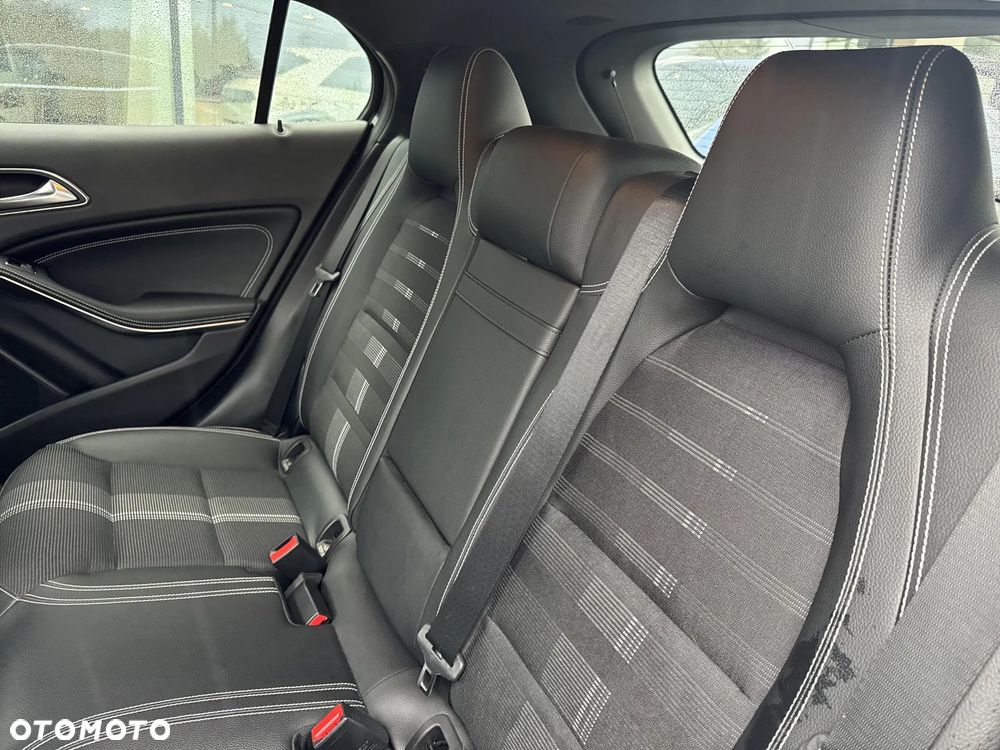 Mercedes-Benz GLA 200 7G-DCT Urban - 17