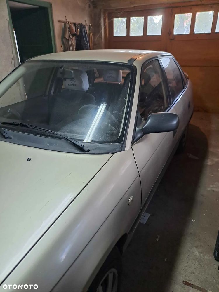Opel Astra 1.6 GL - 2