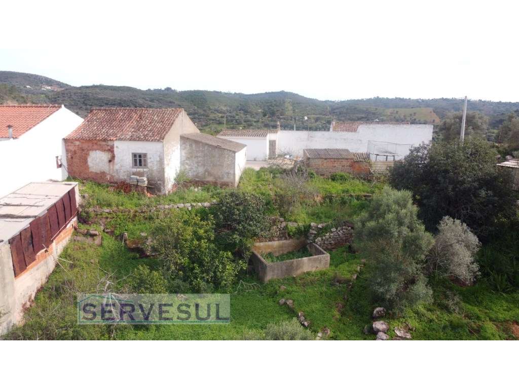 Casa térrea geminada para restaurar com 2 quartos, terreno de 2880m... - Grande imagem: 3/24