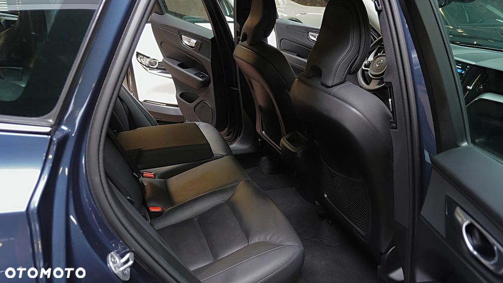 Volvo XC 60 B4 D AWD Plus Dark - 16