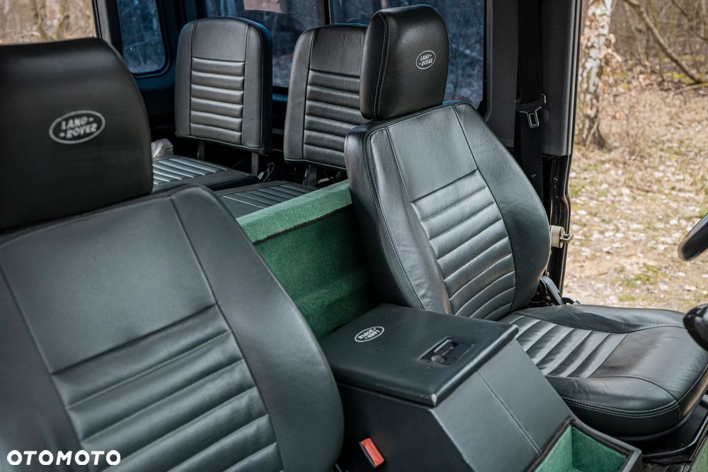 Land Rover Defender - 25