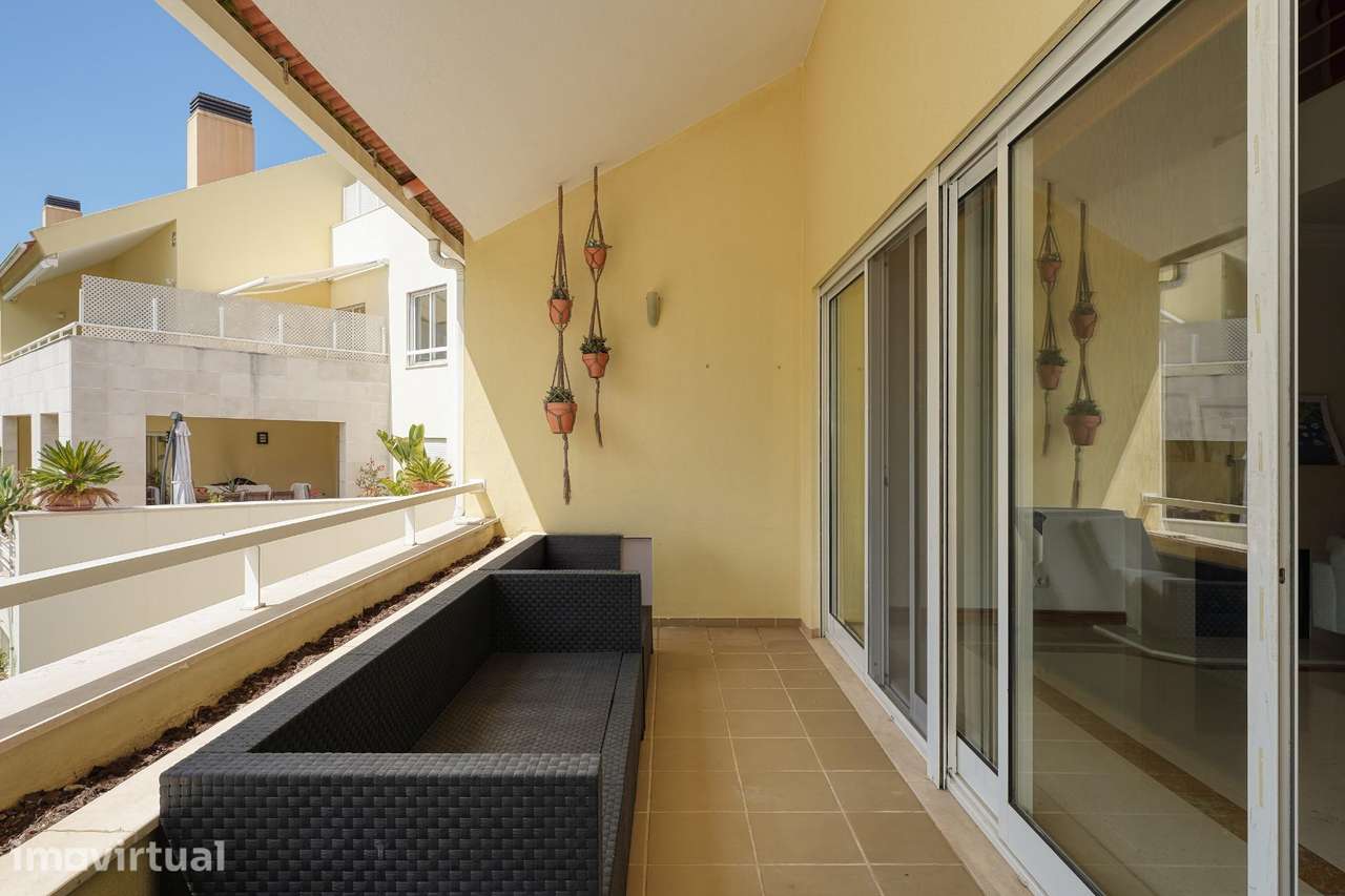 T3 Duplex com Mezanine e Terraço em Condomínio com Piscina | Bicesse - Grande imagem: 3/42