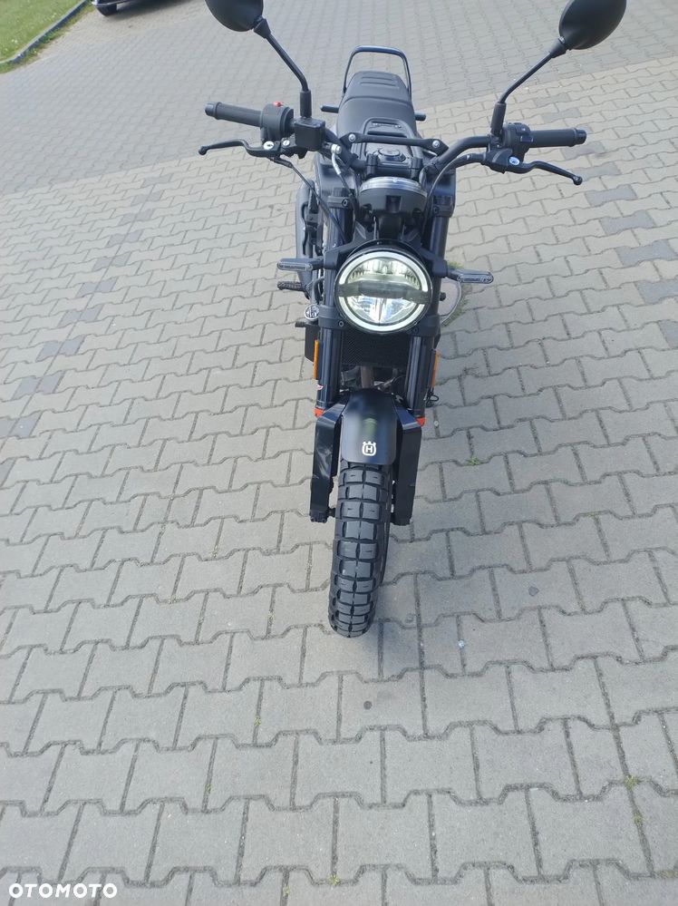 Husqvarna Svartpilen - 11