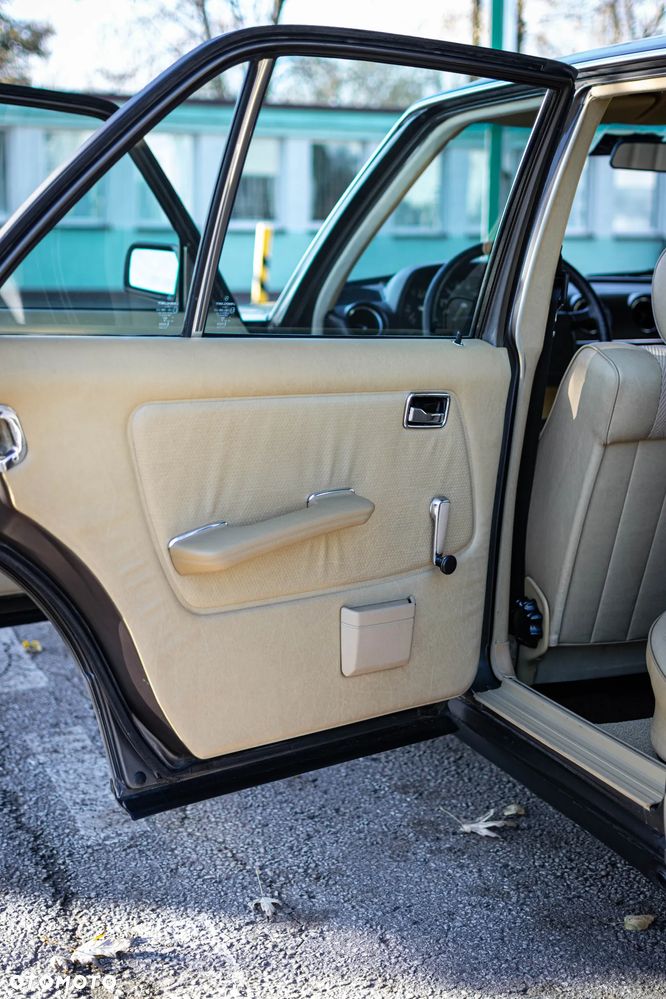 Mercedes-Benz W123 - 23