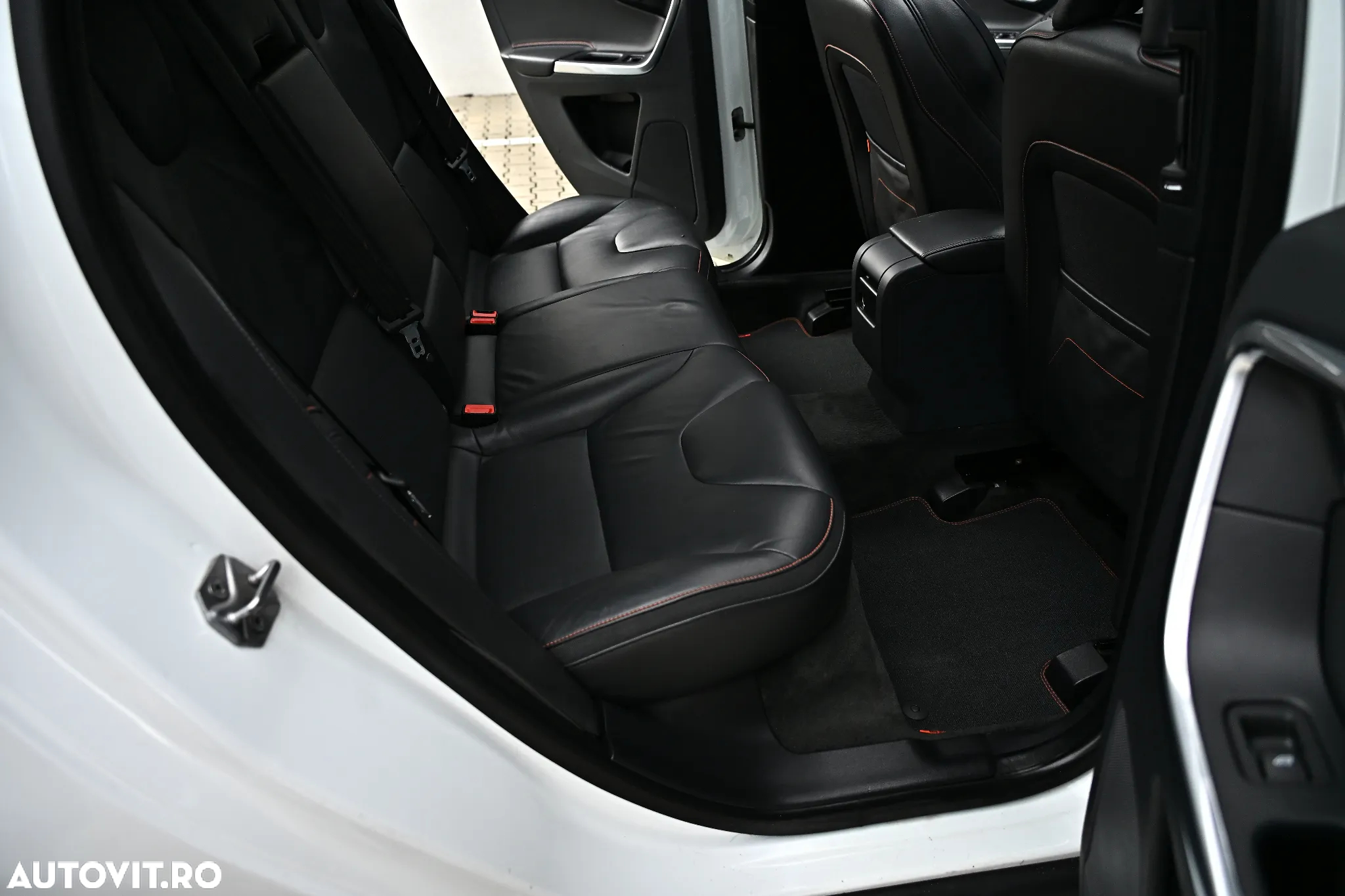 Volvo XC 60 D4 AWD Geartronic Ocean Race - 32