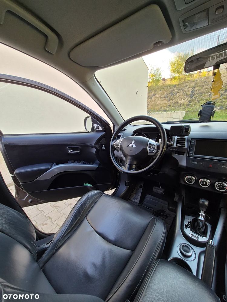 Mitsubishi Outlander - 10