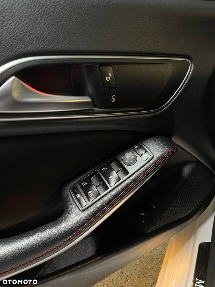 Mercedes-Benz CLA 220 4-Matic AMG Line - 13