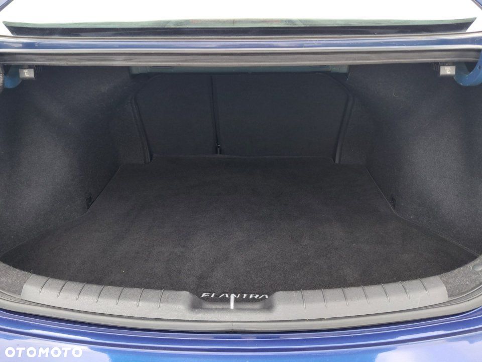 Hyundai Elantra - 16