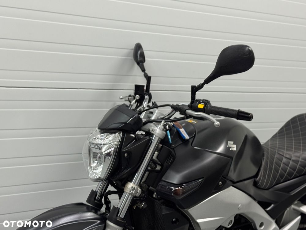 Suzuki GSR - 19