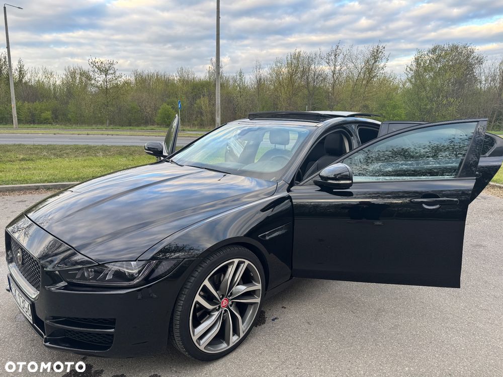 Jaguar XE 2.0 T Portfolio - 12