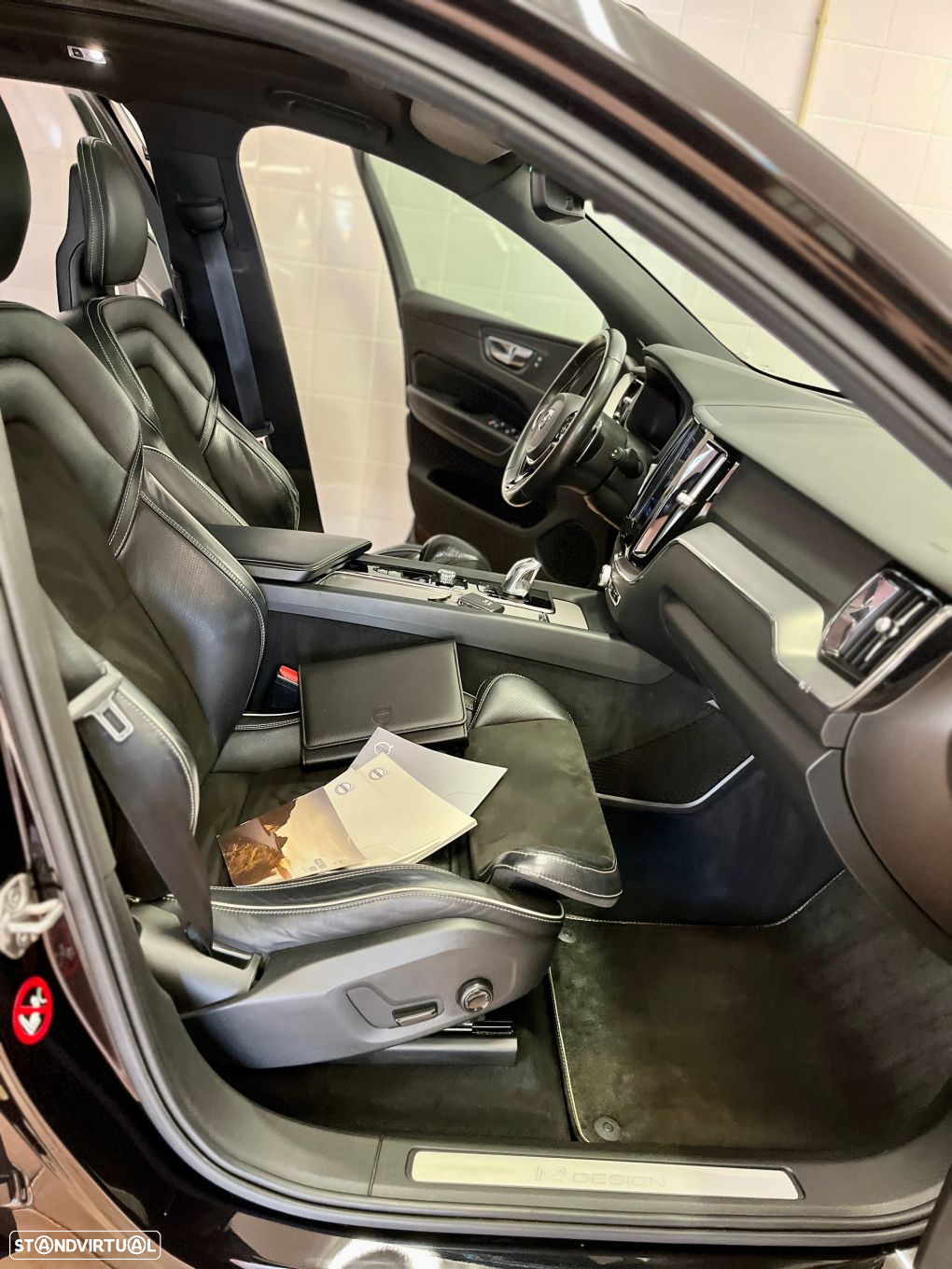 Volvo XC 60 2.0 T8 PHEV R-Design AWD - 18