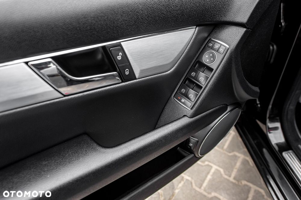 Mercedes-Benz Klasa C 180 BlueEFFICIENCY 7G-TRONIC Avantgarde - 20