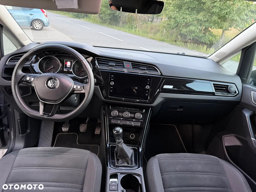 Volkswagen Touran - 11