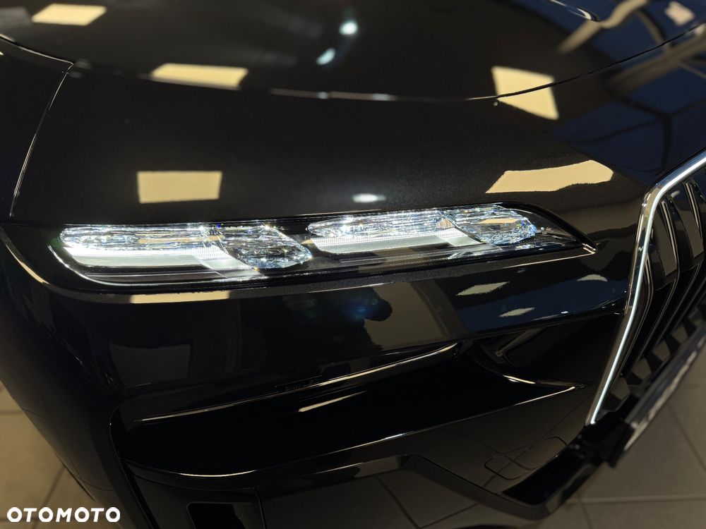 BMW i7 - 12
