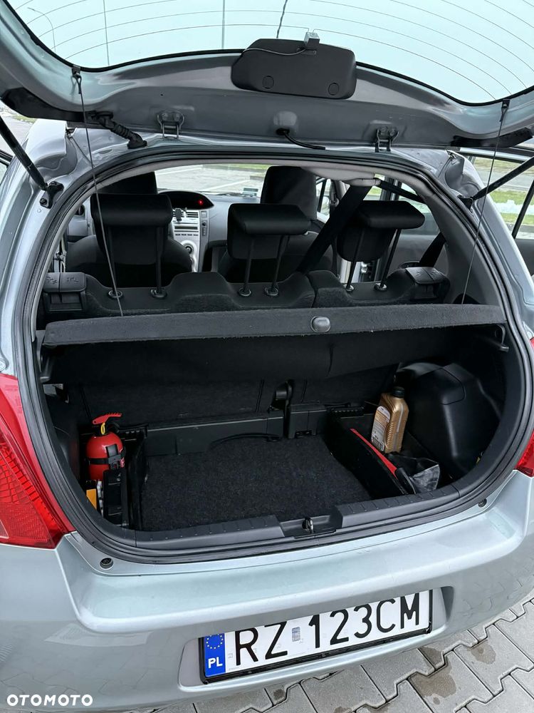 Toyota Yaris 1.3 - 8