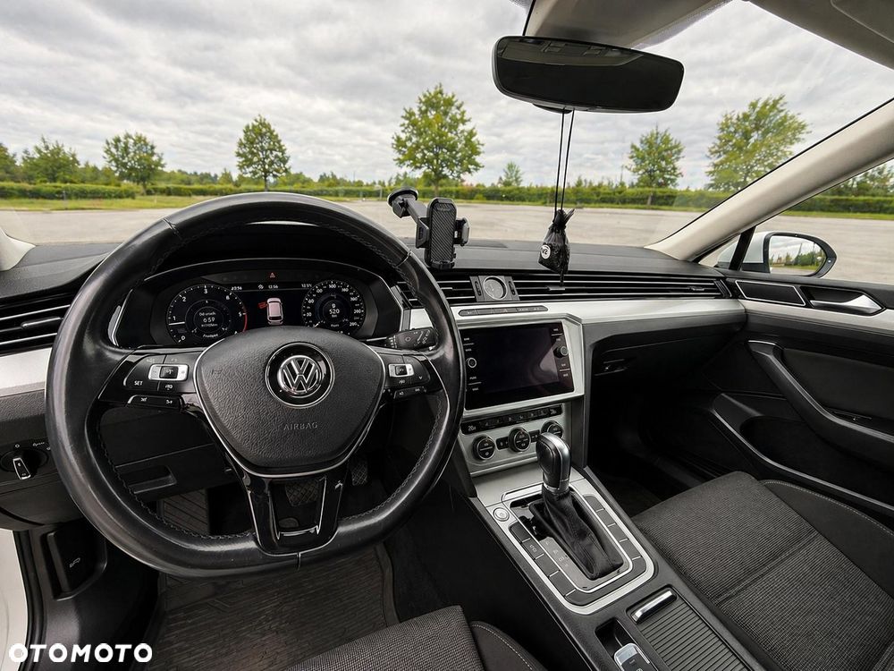 Volkswagen Passat 1.6 TDI SCR DSG Conceptline - 10