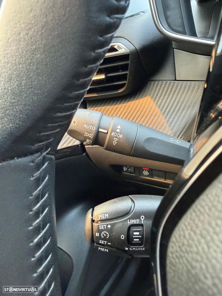 Peugeot 2008 1.2 PureTech Allure - 20
