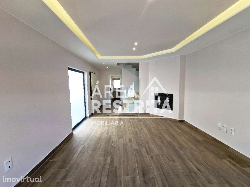 MORADIA T3 GEMINADA COM GARAGEM E TERRAÇO SUPERIOR NA QUINTA DO CONDE - Grande imagem: 4/27