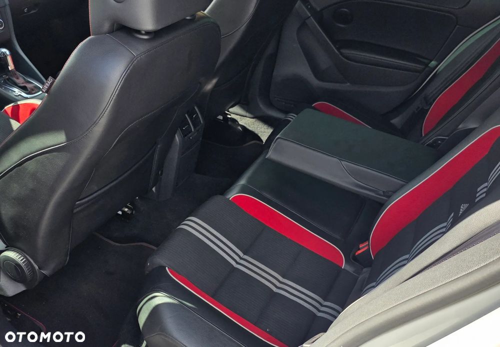 Volkswagen Golf 2.0 GTI DSG adidas - 27