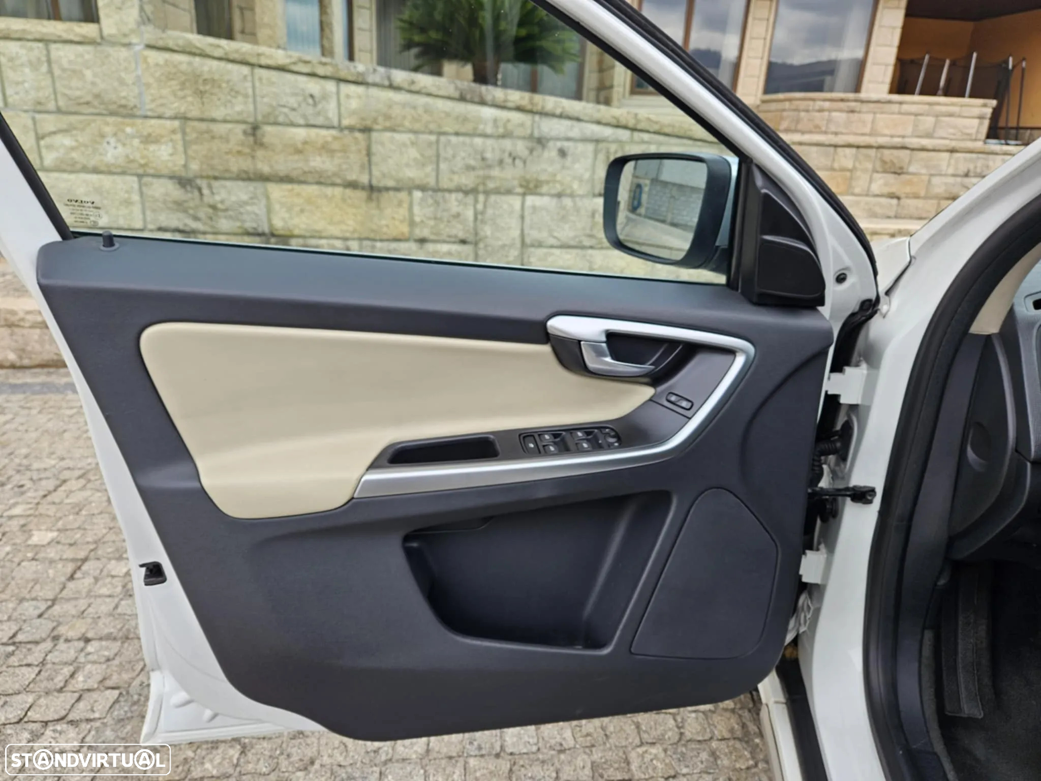 Volvo XC 60 2.0 D3 Drive R-Design - 13