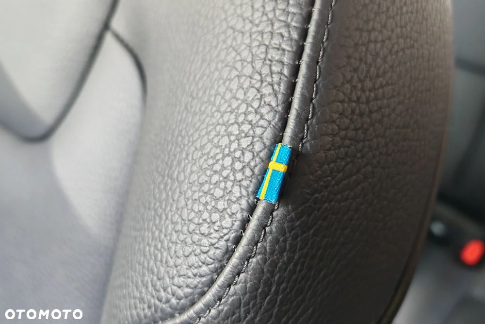 Volvo XC 60 B4 D AWD Plus Dark - 33