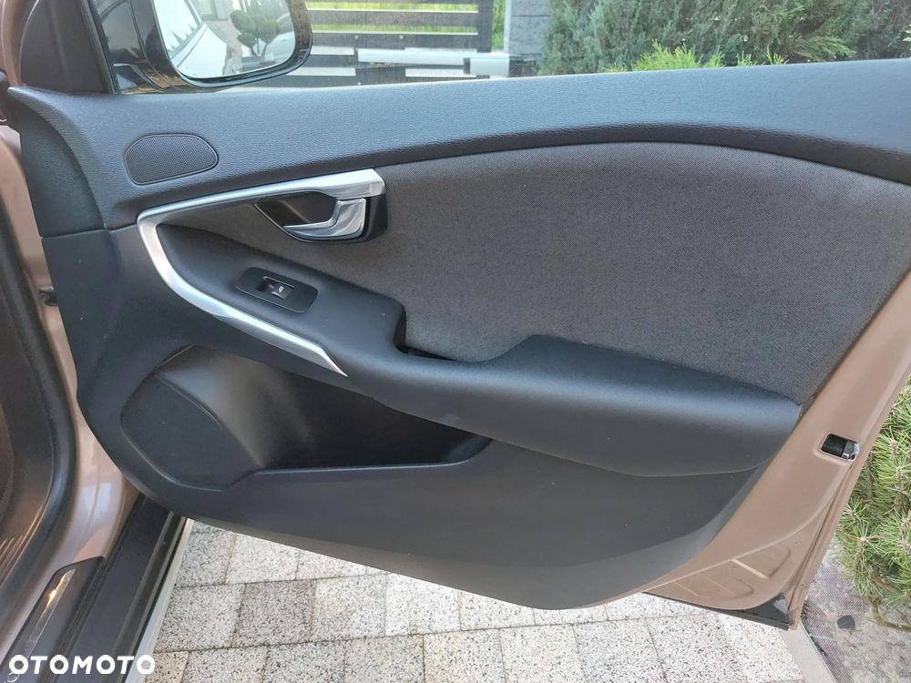 Volvo V40 Cross Country - 16