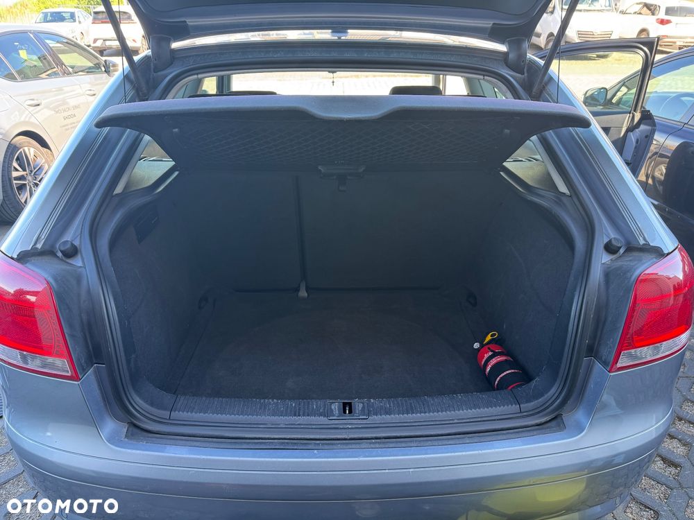 Audi A3 3-drzwiowe 1.6 FSI Attraction - 12