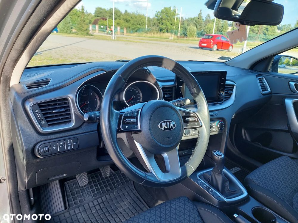 Kia Ceed 1.6 CRDi mHEV M - 32
