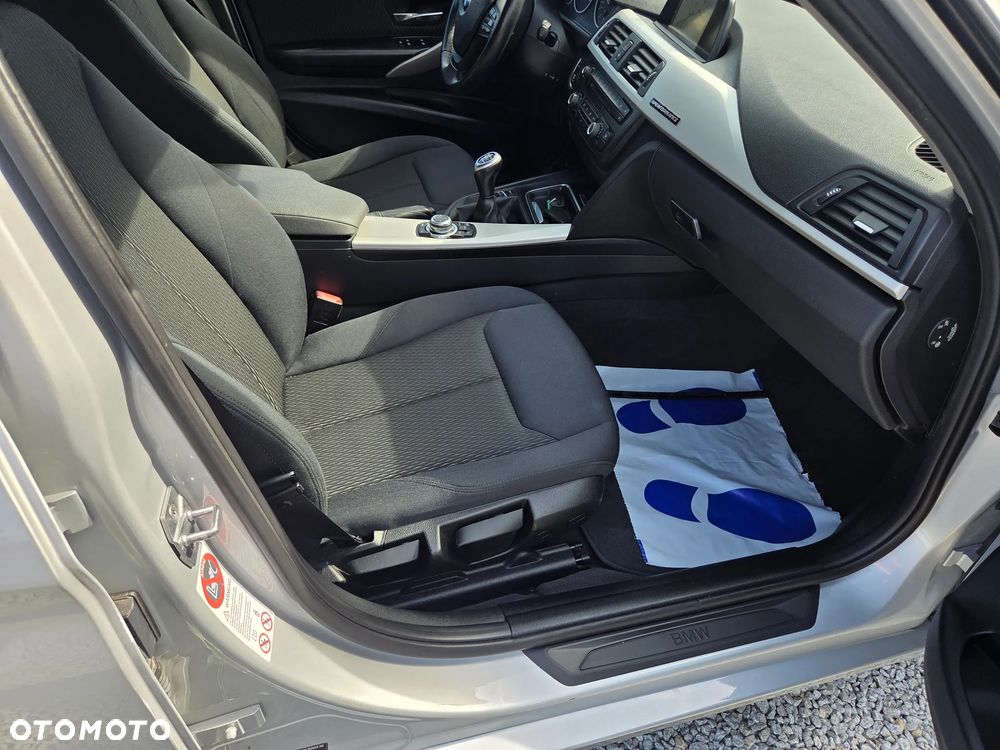BMW Seria 3 318d xDrive M Sport Shadow - 23