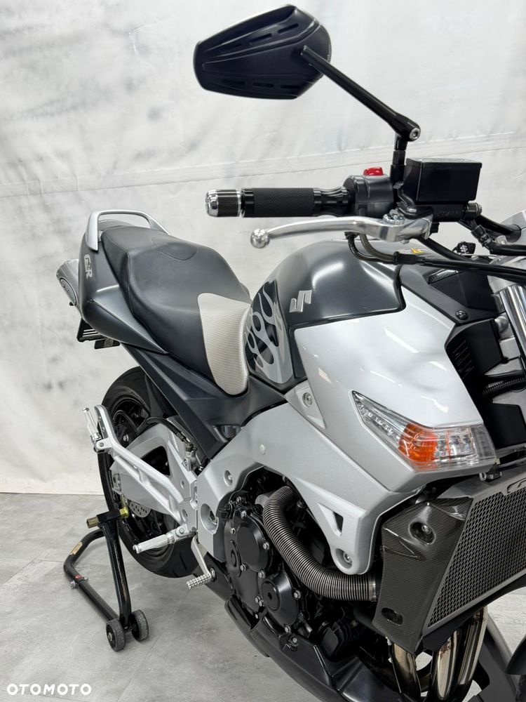 Suzuki GSR - 16