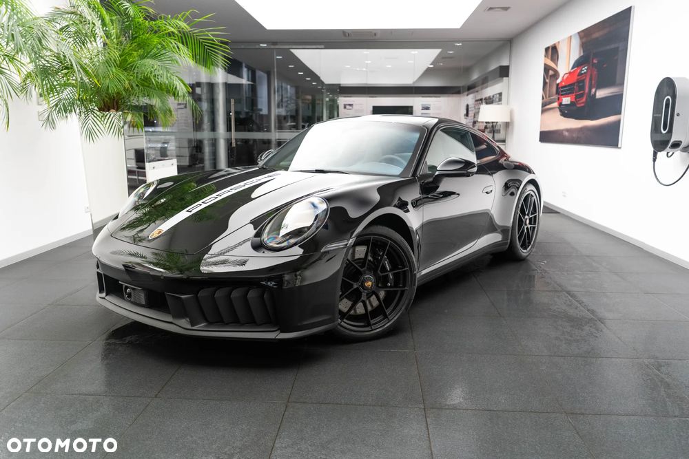 Porsche 911 Carrera 4 GTS - 1