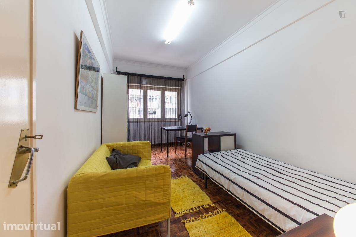 Quarto - localizado em Sete Rios Lisbon
