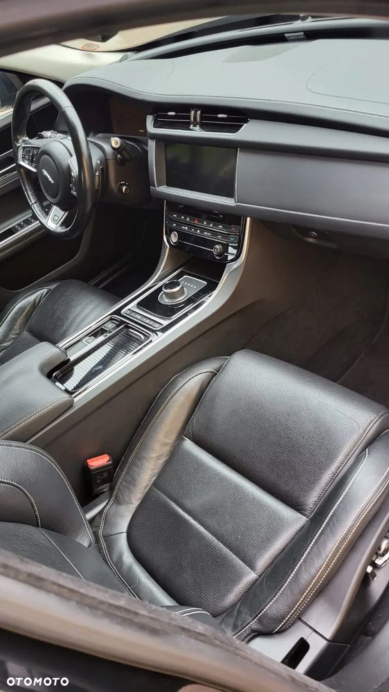 Jaguar XF 20d R-Sport - 6