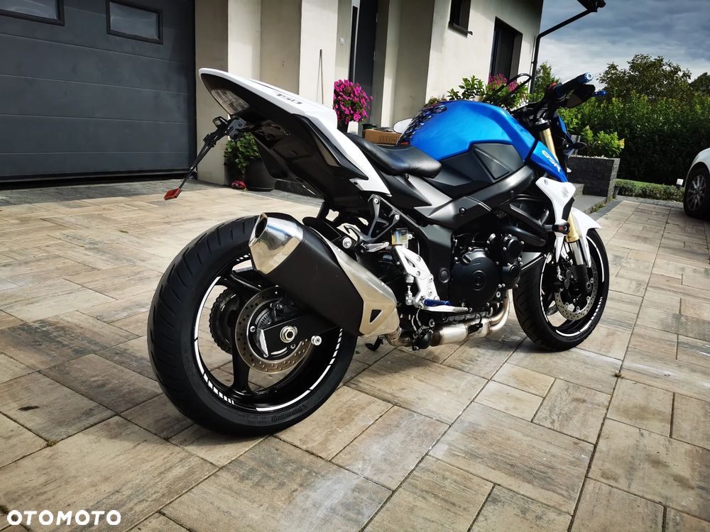 Suzuki GSR - 3