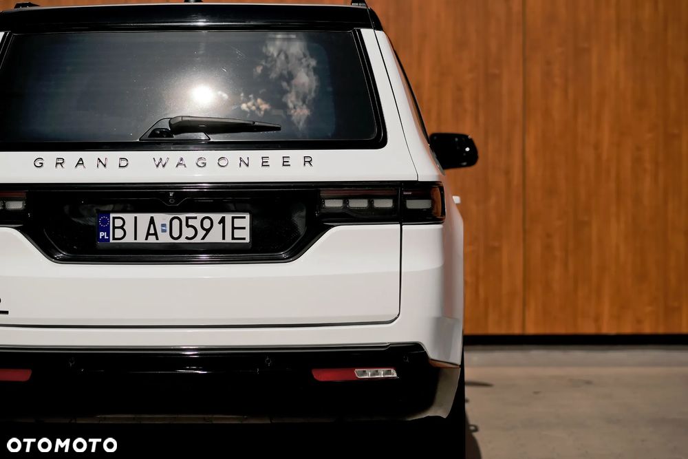 Jeep Grand Wagoneer - 12