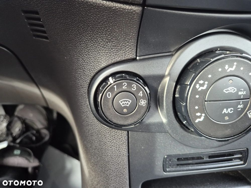 Ford Fiesta 1.0 Champions Edition - 10