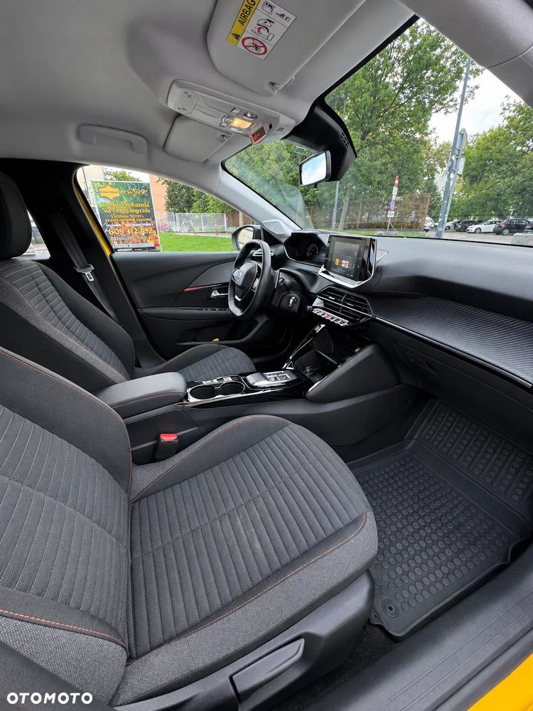 Peugeot 208 - 8