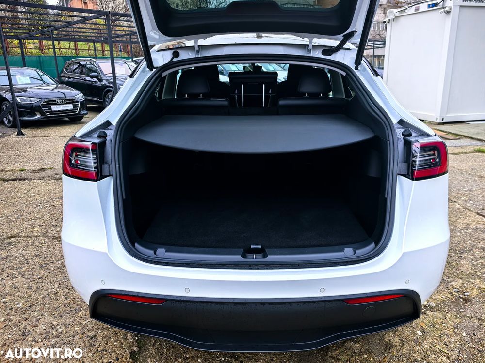 Tesla Model Y - 16