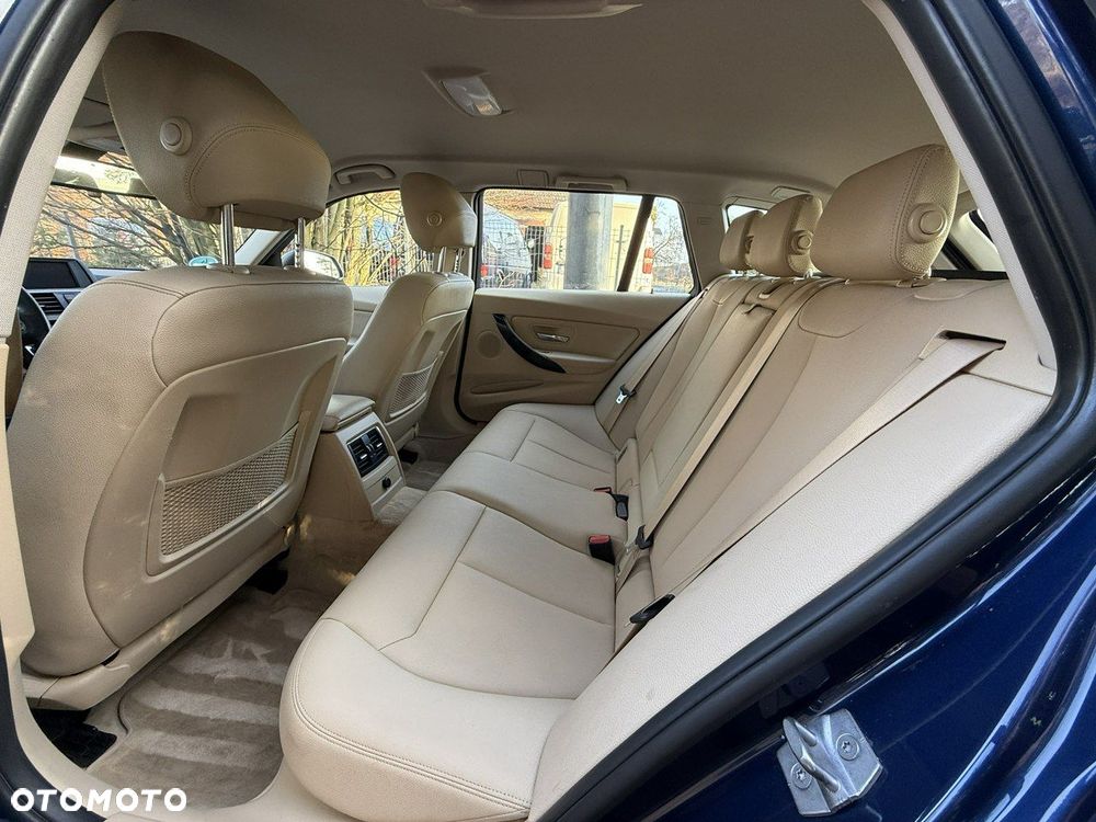 BMW Seria 3 320i Luxury Line - 37