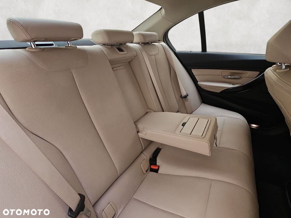 BMW Seria 3 328i xDrive - 32